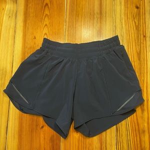 Lululemon hotty hot shorts low rise 4” inseam size 4 true navy